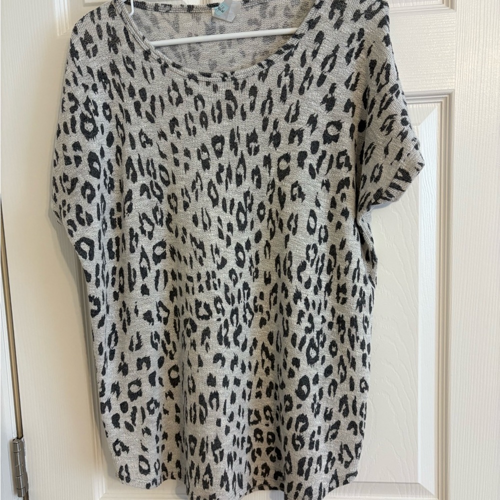 ✨3/$10✨ Leopard Print Women's Top - Black and Gray